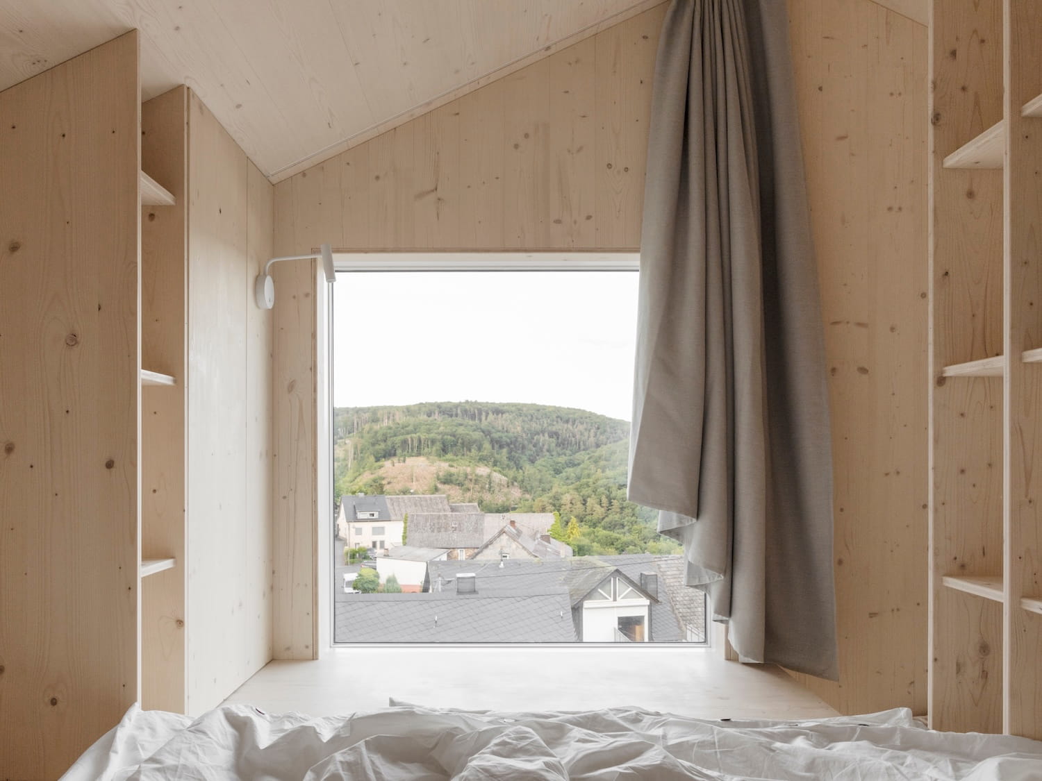 kleine-bleibe-gipfelglueck-fenster-dorfblick