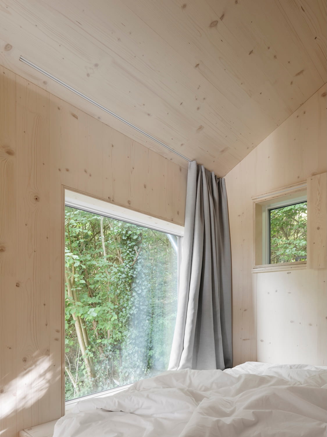 kleine-bleibe-waldwunder-fensternische-vorhang