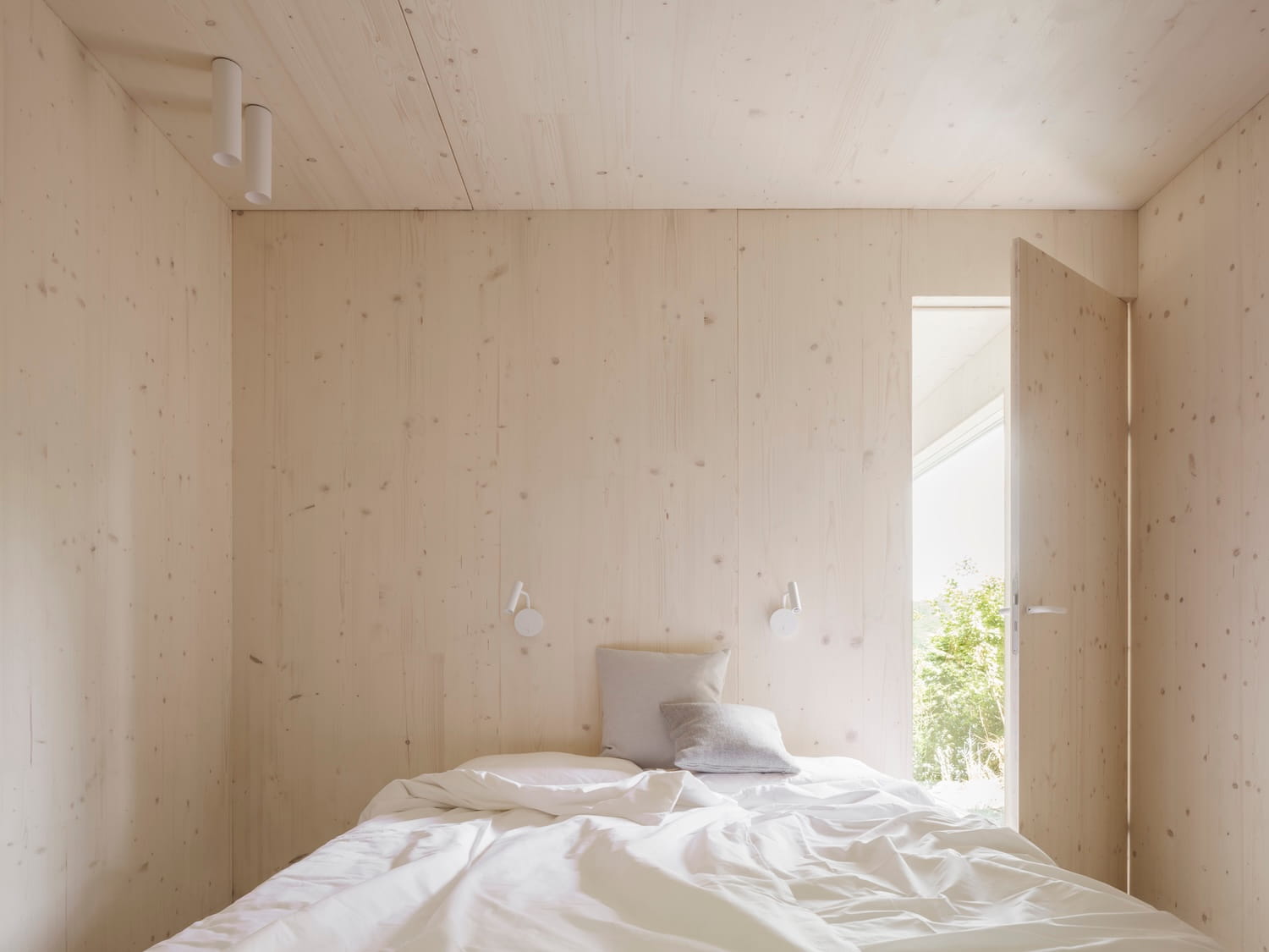 kleine-bleibe-waldwunder-schlafzimmer-gartenzugang